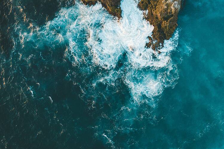 [Translate to Spanish:] océan depuis les falaises de la côte basque