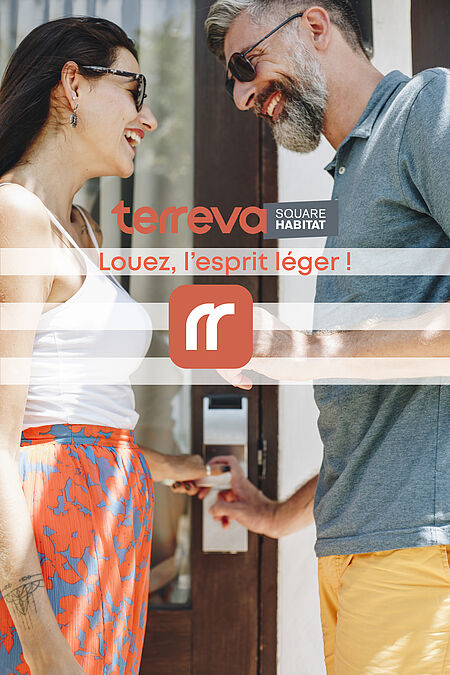 [Translate to Spanish:] COUPLE QUI ENTRE DANS LOGEMENT